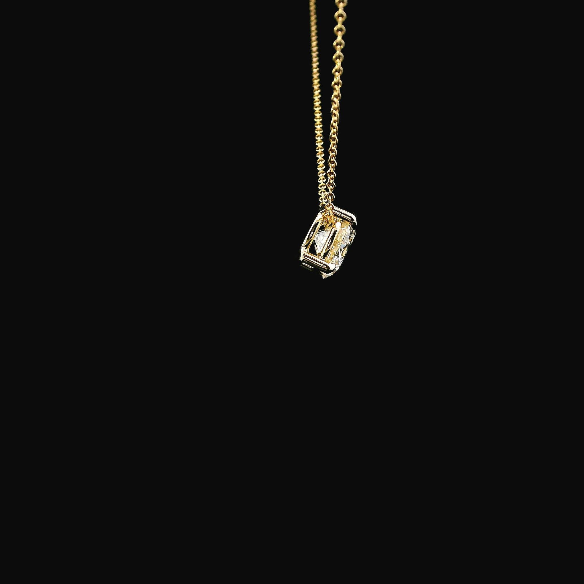 Elegant 4 Claw Yellow Gold Pendant with Round Cut Diamond